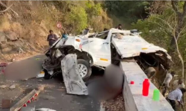 വാ​ൽ​പ്പാ​റ ദു​ര​ന്തം: ഡ്രൈ​വ​റു​ടെ പ​രി​ച​യ​ക്കു​റ​വ് അ​പ​ക​ട​ത്തി​ന് കാ​ര​ണ​മാ​യെ​ന്ന് മോ​ട്ടോ​ർ വാ​ഹ​ന വ​കു​പ്പ് റി​പ്പോ​ർ​ട്ട്