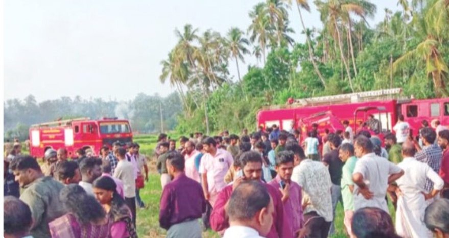 മു​​​ണ്ട​​​ത്തി​​​ക്കോ​​​ട്​​​സ്ഫോ​​​ട​​​നം:  രാ​വി​ലെ ക​ണ്ട വെ​ടി​പ്പു​ര​ക​ൾ ചാ​മ്പ​ൽ; ഞെ​ട്ടലിൽ മാ​ധ്യ​മ​സംഘം