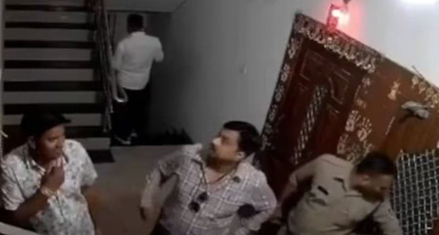 അ​ന്വേ​ഷ​ണ​ത്തി​ന്‍റെ പേ​രി​ൽ വീ​ട്ടി​ൽ അ​തി​ക്ര​മി​ച്ച് ക​യ​റി, സ്വ​ർ​ണം മോ​ഷ്ടി​ച്ചു, പോ​ലീ​സു​കാ​ർ​ക്ക് സ​സ്പെ​ൻ​ഷ​ൻ