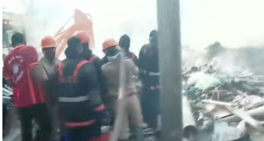 മ​ല​പ്പു​റ​ത്ത് പ്ലാ​സ്റ്റി​ക് ക​മ്പ​നി​യി​ൽ വ​ൻ തീ​പി​ടി​ത്തം; തീ ​അ​ണ​യ്ക്കാ​ൻ ശ്ര​മം തു​ട​രു​ന്നു