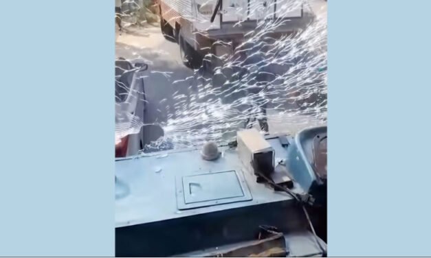 ബസ് കാറില്‍ തട്ടിയെന്ന് ആരോപണം; ചില്ല് അടിച്ചു തകര്‍ത്ത് കാര്‍ യാത്രികന്‍