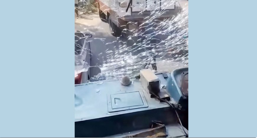 ബസ് കാറില്‍ തട്ടിയെന്ന് ആരോപണം; ചില്ല് അടിച്ചു തകര്‍ത്ത് കാര്‍ യാത്രികന്‍