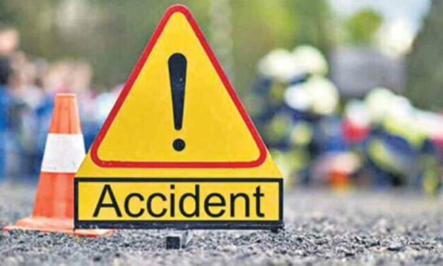 അ​മി​ത​വേ​ഗ​ത്തി​ൽ വ​ന്ന ട്ര​ക്ക് നി​ർ​ത്തി​യി​ട്ടി​രു​ന്ന കാ​റി​ലി​ടി​ച്ച് ര​ണ്ട് സ​ഹോ​ദ​രി​മാ​ർ മ​രി​ച്ചു