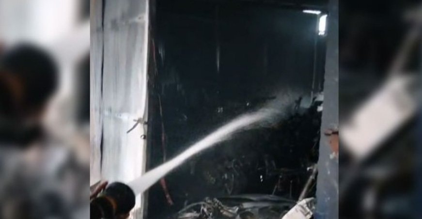 വ​ർ​ക്ക്ഷോ​പ്പി​ൽ വ​ൻ തീ​പി​ടി​ത്തം; 23 ബൈ​ക്കു​ക​ൾ ക​ത്തി​ന​ശി​ച്ചു