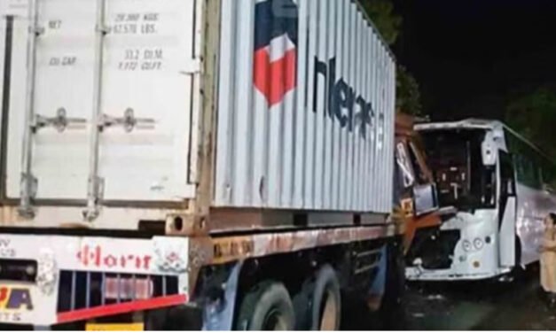 പോ​ലീ​സു​കാ​ർ സ​ഞ്ച​രി​ച്ച ബ​സ് ലോ​റി​യു​മാ​യി കൂ​ട്ടി​യി​ടി​ച്ചു: 28 പേ​ർ​ക്ക് പ​രി​ക്ക്