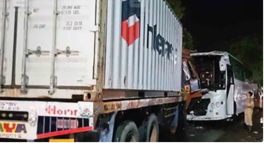 പോ​ലീ​സു​കാ​ർ സ​ഞ്ച​രി​ച്ച ബ​സ് ലോ​റി​യു​മാ​യി കൂ​ട്ടി​യി​ടി​ച്ചു: 28 പേ​ർ​ക്ക് പ​രി​ക്ക്