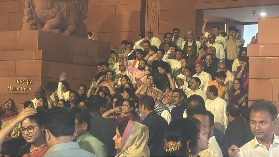 വനിതാ സംവരണ ബിൽ: പ്രതിപക്ഷത്തിന് ആവേശം, ‘സ്ത്രീ വിരുദ്ധമെന്ന്’ എൻഡിഎ; രാജ്യവ്യാപക പ്രതിഷേധം