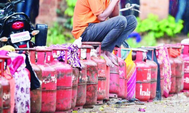 രാജ്യത്ത് എ​ൽ​പി​ജി ഉ​പ​ഭോ​ഗം കുറഞ്ഞു, പെ​ട്രോ​ൾ, ഡീ​സ​ൽ ഉ​പ​ഭോ​ഗ​ത്തി​ൽ വ​ൻ വ​ർ​ധ​ന​