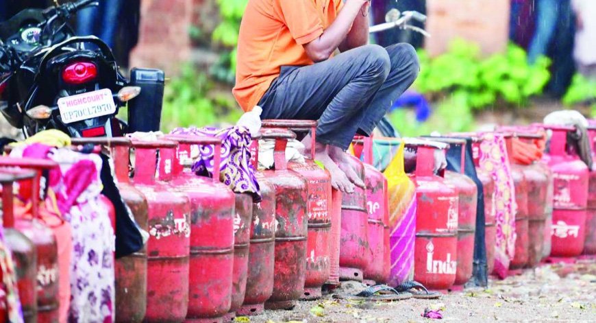 രാജ്യത്ത് എ​ൽ​പി​ജി ഉ​പ​ഭോ​ഗം കുറഞ്ഞു, പെ​ട്രോ​ൾ, ഡീ​സ​ൽ ഉ​പ​ഭോ​ഗ​ത്തി​ൽ വ​ൻ വ​ർ​ധ​ന​