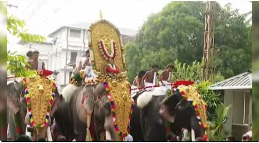 തൃ​ശൂ​രി​ൽ പൂ​രം കൊ​ട്ടി​ക്ക​യ​റു​ന്നു; വ​ട​ക്കു​ന്നാ​ഥ സ​ന്നി​ധി​യി​ലേ​യ്ക്ക് ഘ​ട​ക​പൂ​ര​ങ്ങ​ളു​ടെ വ​ര​വ് തു​ട​ങ്ങി