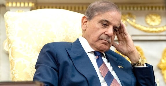 മധ്യസ്ഥത വഹിക്കാൻ പോയ പാക്കിസ്ഥാന്റെ ‘സമാധാനം’ പോയി; പെട്രോളിന് 137 രൂപ കൂട്ടി, ഡീസലിന് 185, പ്രതിഷേധം ശക്തം