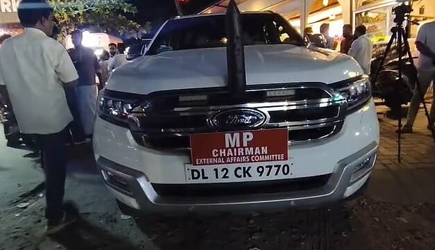 ശശി തരൂരിന്റെ കാര്‍ തടഞ്ഞ് കയ്യേറ്റ ശ്രമം, ഗണ്‍മാന് പരിക്ക്, മൂന്ന് പേര്‍ അറസ്റ്റില്‍