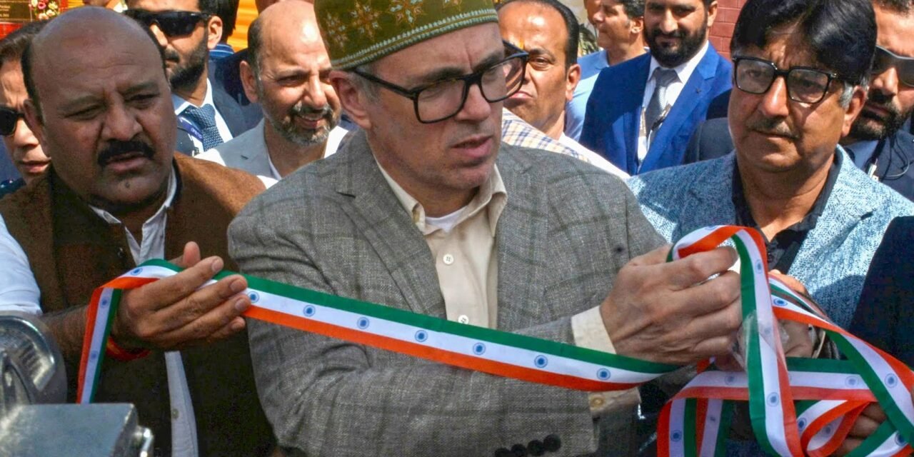 ‘ഇത് മുറിക്കാനാകില്ല’;ഇന്ത്യൻ പതാകയുടെ നിറമുള്ള നാട മുറിച്ച് ഉദ്ഘാടനത്തിന് വിസമ്മതിച്ച് ഒമർ അബ്ദുള്ള