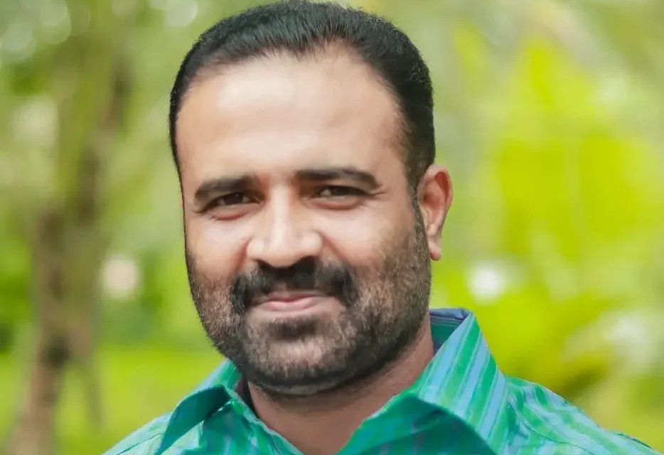 ‘ആലിൻകായ പഴുത്തപ്പോൾ കാക്കയ്ക്ക് വായ്പുണ്ണ്’; മുഖ്യമന്ത്രിക്കസേരപ്പോരിൽ വിമർശനവുമായി CR മഹേഷ്