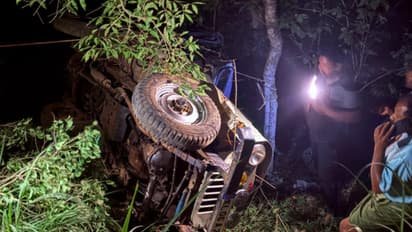 ഇടുക്കിയിൽ ജീപ്പ് കൊക്കയിലേക്ക് മറിഞ്ഞു; രണ്ടുപേർ മരിച്ചു, അപകടത്തിൽ പെട്ടത് വിവാഹ ചടങ്ങിൽ പങ്കെടുക്കാനെത്തിയവരുടെ വാഹനം