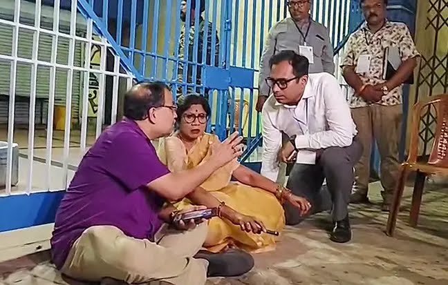 കൊൽക്കത്തയിൽ നാടകീയരംഗങ്ങൾ: സ്‌ട്രോങ് റൂമിൽ കൃത്രിമം നടത്തുന്നുവെന്ന് ആരോപിച്ച് തൃണമൂലിന്റെ ധർണ