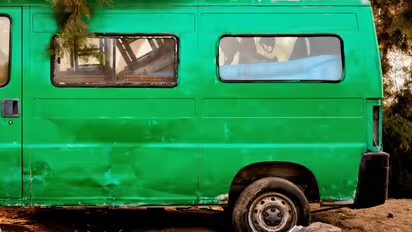 കുളിച്ചിട്ട് 2 വർഷം, മലമൂത്ര വിസ‍ർജ്യങ്ങൾക്കിടയിൽ വാനിനുള്ളിൽ നഗ്നനാക്കി പൂട്ടിയിട്ട നിലയിൽ 9വയസുകാരൻ, കേസ്