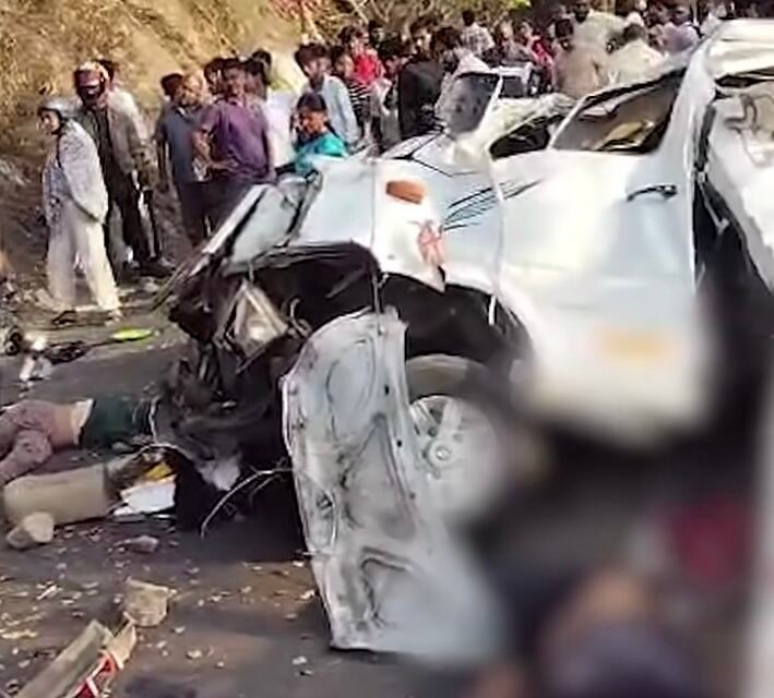 വാൻ പതിച്ചത് 300 അടി താഴ്ചയുള്ള കൊക്കയിലേക്ക്, വാൽപ്പാറ അപകടത്തിൽ മരണം 9 ആയി, 7 സ്ത്രീകളും 2 കുട്ടികളും; നൊമ്പരമായി അധ്യാപകർ പങ്കുവച്ച് ചിത്രങ്ങൾ