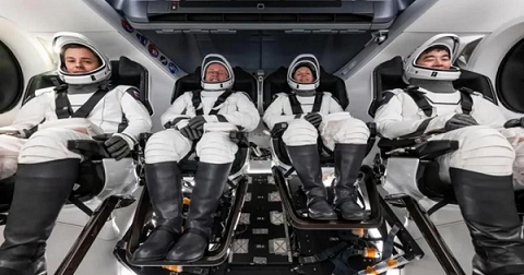 ചരിത്രം കുറിച്ച് ആർട്ടെമിസ് ദൗത്യം; ചന്ദ്രനിലെത്തി നാസയുടെ യാത്രികർ