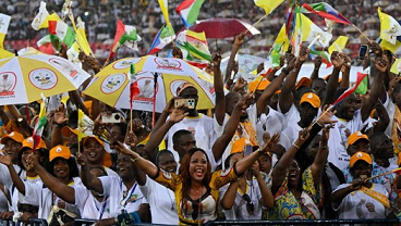 ലെയോ പാപ്പയുടെ ആഫ്രിക്കയിലെ പത്താം ദിവസം: ബാത്തയിലെ മഴയിലും നനയാത്ത ഊഷ്മളത