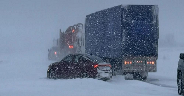 മഞ്ഞുവീഴ്ചയിൽ കാനഡയിലെ ആൽബർട്ടയിൽ ഹൈവേയിൽ കുടുങ്ങിയത് മണിക്കൂറുകൾ
