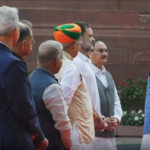 മോദിയും രാഹുലും തമ്മിൽ പാർലമെന്റിൽ സൗഹൃദ സംഭാഷണം; അപൂർവ്വ ദൃശ്യങ്ങൾ സമൂഹമാധ്യമങ്ങളിൽ വൈറൽ