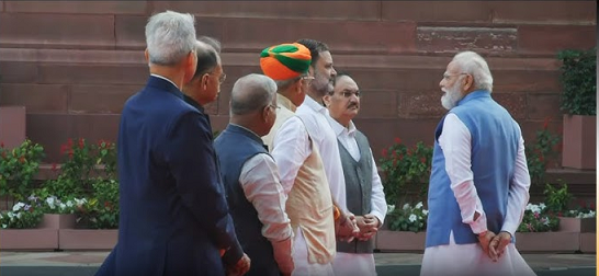 മോദിയും രാഹുലും തമ്മിൽ പാർലമെന്റിൽ സൗഹൃദ സംഭാഷണം; അപൂർവ്വ ദൃശ്യങ്ങൾ സമൂഹമാധ്യമങ്ങളിൽ വൈറൽ