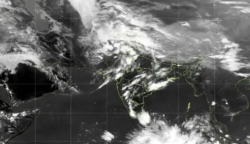 ആയിരം കിലോമീറ്റർ നീളത്തിൽ കൂറ്റൻ മേഘക്കൂട്ടങ്ങൾ: അഞ്ച് സംസ്ഥാനങ്ങളിൽ അതിശക്ത മഴയ്ക്ക് സാധ്യത