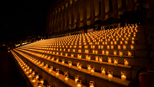 പാർലമെന്റ് പടികളിൽ 8,645 മെഴുകുതിരികൾ; ഫിൻലൻഡിൽ ഗർഭസ്ഥ ശിശുക്കൾക്കായി വികാരനിർഭരമായ അനുസ്മരണം