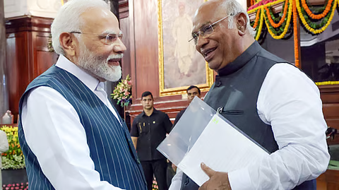 വനിതാ സംവരണ ബിൽ: രാജ്യസഭാ പ്രതിപക്ഷ നേതാവ് മല്ലികാർജുൻ ഖാർഗെയുടെ പിന്തുണ നേടി നരേന്ദ്ര മോദി