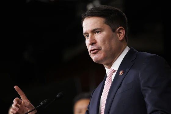 അമേരിക്കൻ പ്രസിഡൻ്റ് ട്രംപിൻ്റെ ഇറാൻ നയം ‘വിഡ്ഢിത്തം’; യുഎസ് സൈനികരുടെ ജീവൻ അപകടത്തിലെന്ന് സെത്ത് മൗൾട്ടൻ