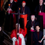 കൊളോസിയത്തിലെ കുരിശിന്റെ വഴി ഭക്തിസാന്ദ്രം; മുഴുവൻ സമയവും കുരിശും വഹിച്ചുകൊണ്ട് ലെയോ പാപ്പ