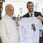 വൈറ്റ് സോക്സിന്റെ ‘റോയൽ’ ആരാധകൻ: ലെയോ പാപ്പയ്ക്ക് ആദരവുമായി ചിക്കാഗോ വൈറ്റ് സോക്സ്