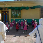 കാമറൂണിലേക്ക് തിരിക്കും മുൻപ് പാപ്പ അൾജീരിയയിലെ കുരുന്നുകൾക്കൊപ്പം നഴ്സറിയിൽ