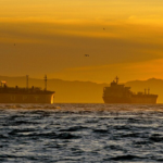 അമേരിക്കൻ ഉപരോധം ലംഘിച്ച് കപ്പലുകൾ ഹോർമുസ് കടന്നു; ഹാപക്-ലോയ്ഡിന്റെ ആറ് കപ്പലുകൾ കുടുങ്ങി