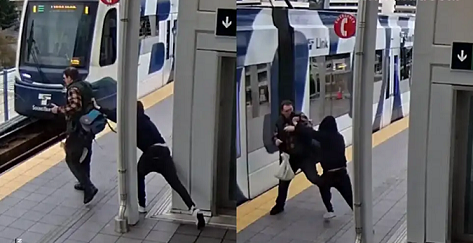 യാത്രക്കാരനെ ട്രെയിനിന് മുന്നിലേക്ക് തള്ളിയിട്ട് കൊല്ലാൻ ശ്രമം; സിയാറ്റിലിലെ സബ്‌വേ സ്റ്റേഷനിലെ നടുക്കുന്ന ദൃശ്യങ്ങൾ പുറത്ത്