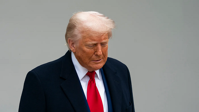 ട്രംപിന്റെ സാമ്പത്തിക നയങ്ങൾക്കെതിരെ പ്രതിഷേധം ശക്തമാകുന്നു; ജനപ്രീതിയും താഴ്ന്നു