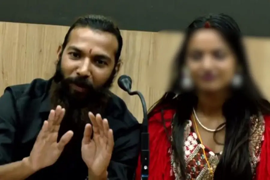 സംരക്ഷണം തേടി കുംഭമേള വൈറൽ താരം, മുഖ്യമന്ത്രിക്കും പൊലീസിനും പരാതി നൽകി