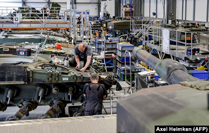 യൂറോപ്പിന്റെ ആയുധപ്പുരയാകാൻ ജർമ്മനി: കാറുകൾക്ക് പകരം പീരങ്കികൾ