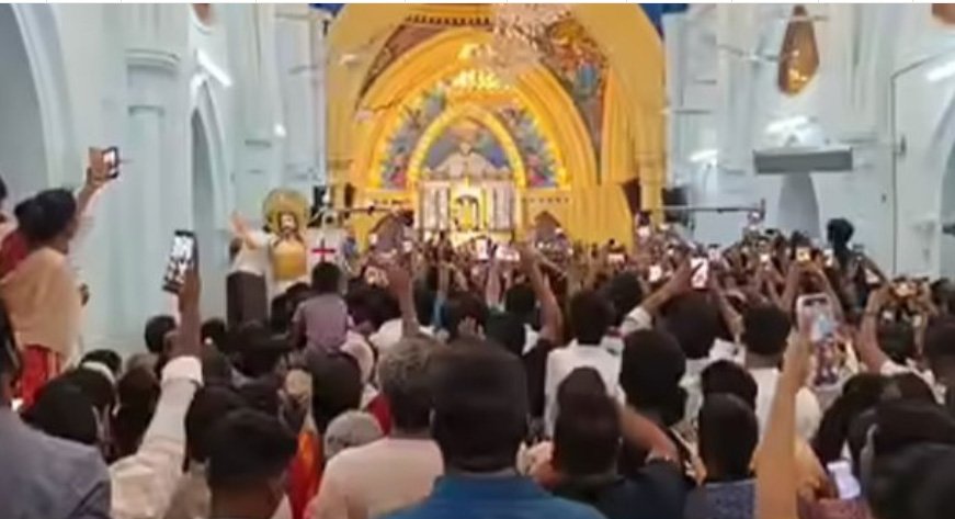 വി​ജ​യ് വ​ന്നി​ല്ല; വേ​ളാ​ങ്ക​ണ്ണി പ​ള്ളി​യി​ൽ ടി​വി​കെ പ്ര​വ​ർ​ത്ത​ക​രു​ടെ പ്ര​തി​ഷേ​ധം