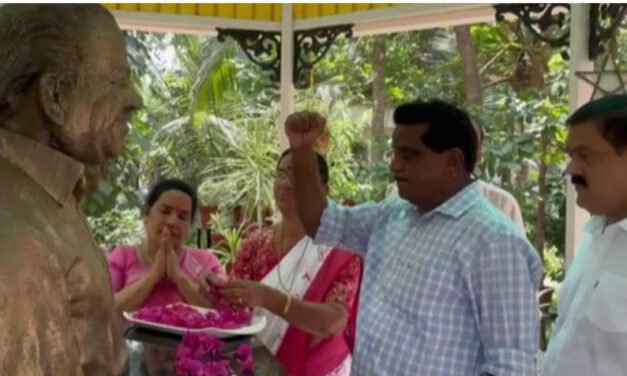 ടി.കെ. ഗോ​വി​ന്ദ​ൻ കൊ​ടി​യേ​രി​യു​ടെ വീ​ട്ടി​ൽ; കു​ടും​ബാം​ഗ​ങ്ങ​ളു​മാ​യി കൂ​ടി​ക്കാ​ഴ്ച ന​ട​ത്തി