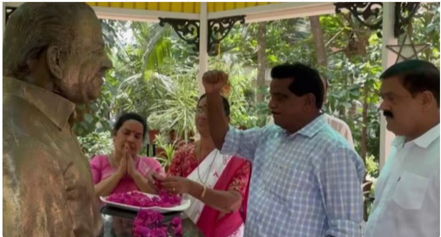 ടി.കെ. ഗോ​വി​ന്ദ​ൻ കൊ​ടി​യേ​രി​യു​ടെ വീ​ട്ടി​ൽ; കു​ടും​ബാം​ഗ​ങ്ങ​ളു​മാ​യി കൂ​ടി​ക്കാ​ഴ്ച ന​ട​ത്തി