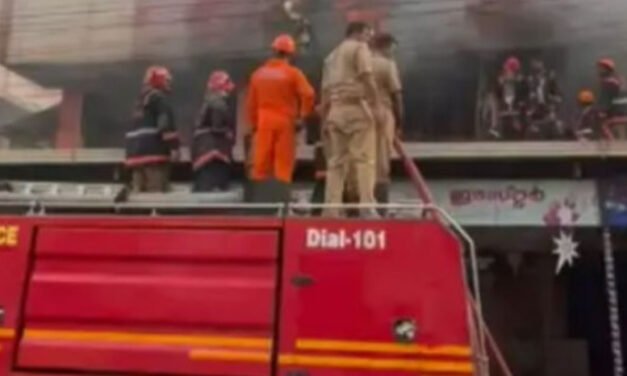 കൊ​ല്ല​ത്ത് തു​ണി​ക്ക​ട​യി​ൽ വ​ൻ തീ​പി​ടി​ത്തം; ല​ക്ഷ​ങ്ങ​ളു​ടെ ന​ഷ്ടം