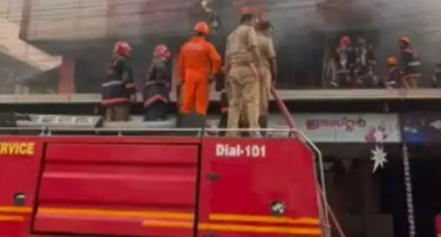 കൊ​ല്ല​ത്ത് തു​ണി​ക്ക​ട​യി​ൽ വ​ൻ തീ​പി​ടി​ത്തം; ല​ക്ഷ​ങ്ങ​ളു​ടെ ന​ഷ്ടം