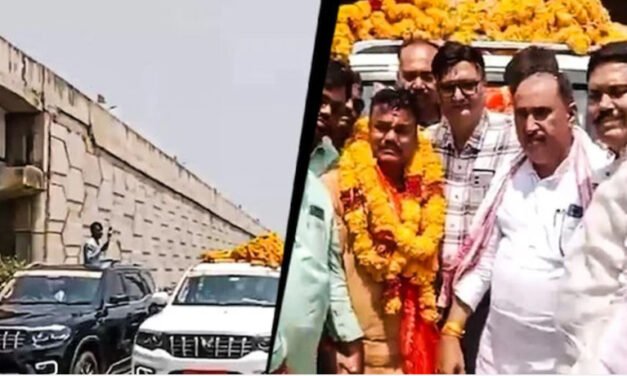 ഇ​ന്ധ​നം ലാ​ഭി​ക്ക​ണ​മെ​ന്ന് പ്ര​ധാ​ന​മ​ന്ത്രി; 50 വാ​ഹ​ന​ങ്ങ​ളു​ടെ അ​ക​മ്പ​ടി​യു​മാ​യി ബി​ജെ​പി നേ​താ​വ്