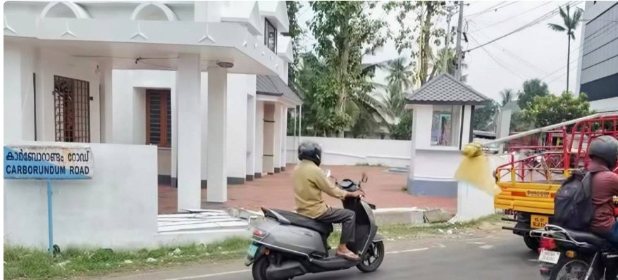 അജ്ഞാത വാഹനമിടിച്ച് പള്ളി മതില്‍ തകര്‍ന്നു; അപകടം പതിവ്, സിസിടിവി കേന്ദ്രീകരിച്ച് അന്വേഷണം