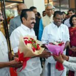 വന്ദേ മാതരം മുഴുവൻ പാടിയില്ല; വായ്പാട്ട് ഉണ്ടായില്ല; പ്രോട്ടോകോൾ ലംഘനമെന്ന് ഗവർണർ; ജമാഅത്തെ ഇസ്ലാമിയെ തൃപ്തിപ്പെടുത്താനെന്ന് ബിജെപി