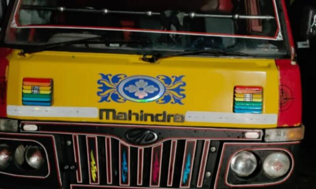 കോ​ഴി​ക്കോ​ട്ട് അ​ന​ധി​കൃ​ത​മാ​യി മ​ണ​ല്‍ ക​ട​ത്തി​യ ലോ​റി പി​ടി​കൂ​ടി