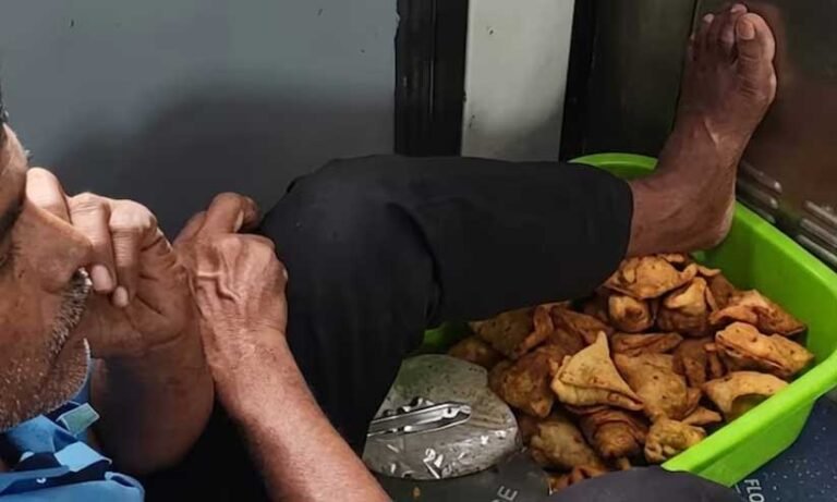 ഓടുന്ന ട്രെയിനിൽ തുറന്ന സമൂസ പാത്രത്തിൽ കാൽവെച്ചിരിക്കുന്ന കച്ചവടക്കാരൻ; വ്യാപക പ്രതിഷേധം