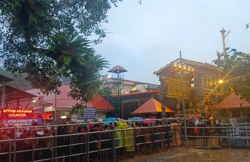 പ്രതിഷ്ഠാദിന പൂജകൾക്കായി ശബരിമല നട തുറന്നു